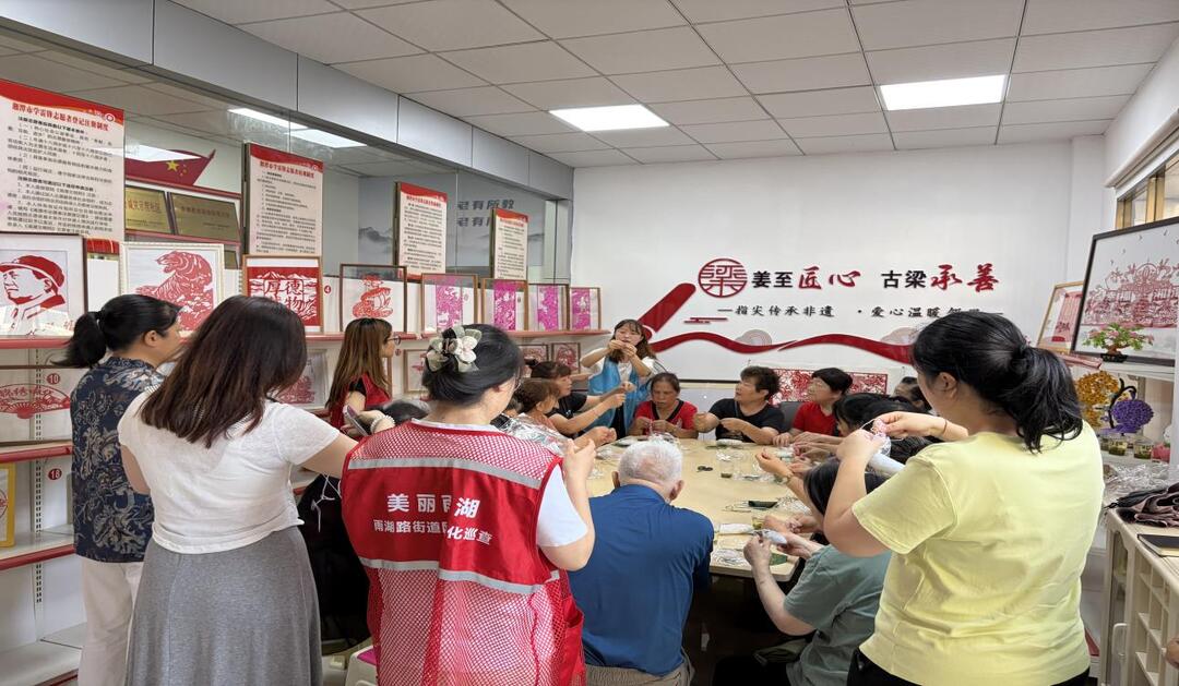 湘潭市雨湖区古梁巷社区：开展“香囊寄福禄·邻里共端午”活动