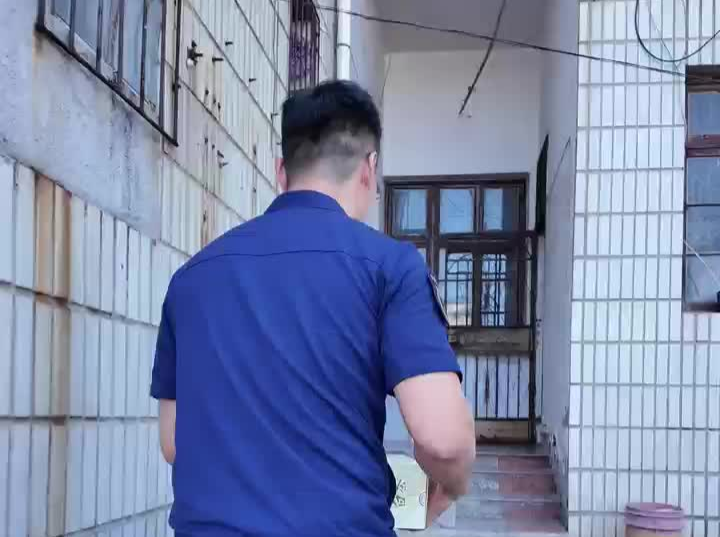 消防员宣传途中路过家门，父亲的含泪叮嘱让人瞬间鼻酸