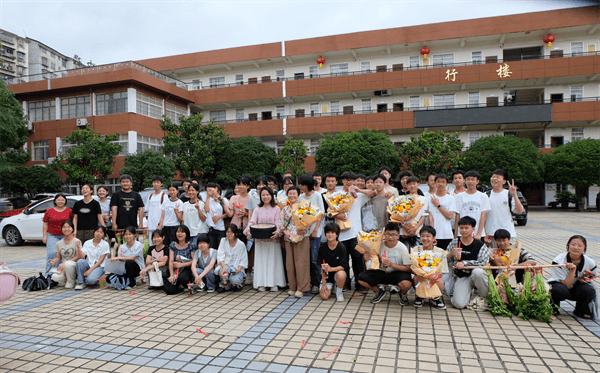 烟雨送别 情满校园 怀化市武陵中学举行2026届初三毕业生欢送仪式 