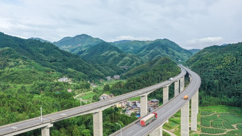 绘就路景相融新画卷