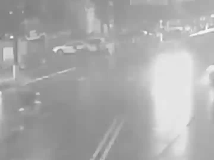 电动车横穿马路被撞，消防员撑伞守护伤者