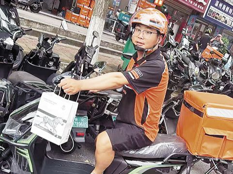 外卖骑手徐伟锋：“这座城市接纳我，我也想温暖它”