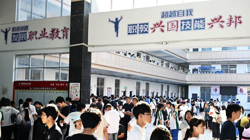 职校迎来新生报名潮