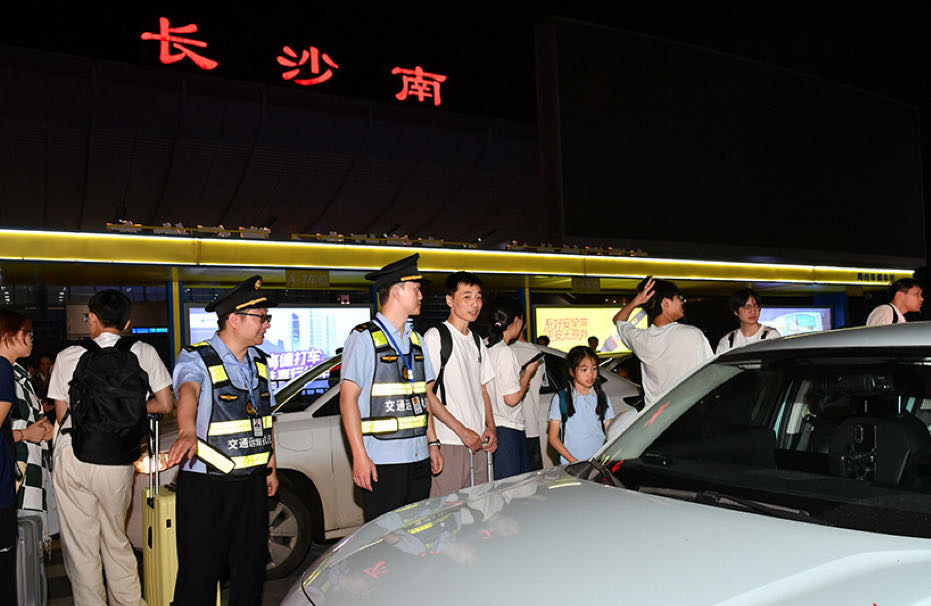 暑运路上，藏着他们的“N种守护”