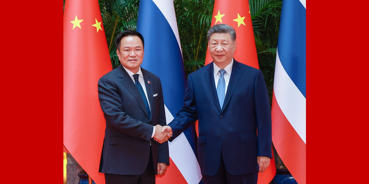 习近平会见泰国总理阿努廷