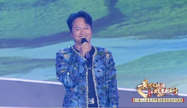 云飞亮相第八届内蒙古二人台艺术节开幕式，原创金曲致敬黄河乡土文脉