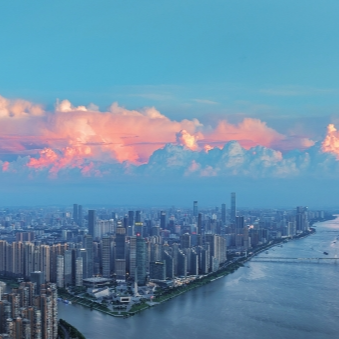 云不需要你拥有，它只等你抬头