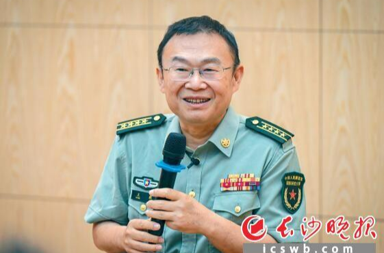 不满14岁考入国防科大，33岁获评教授，43岁失去双腿，全国自强模范王戟将轮椅化作“战车”