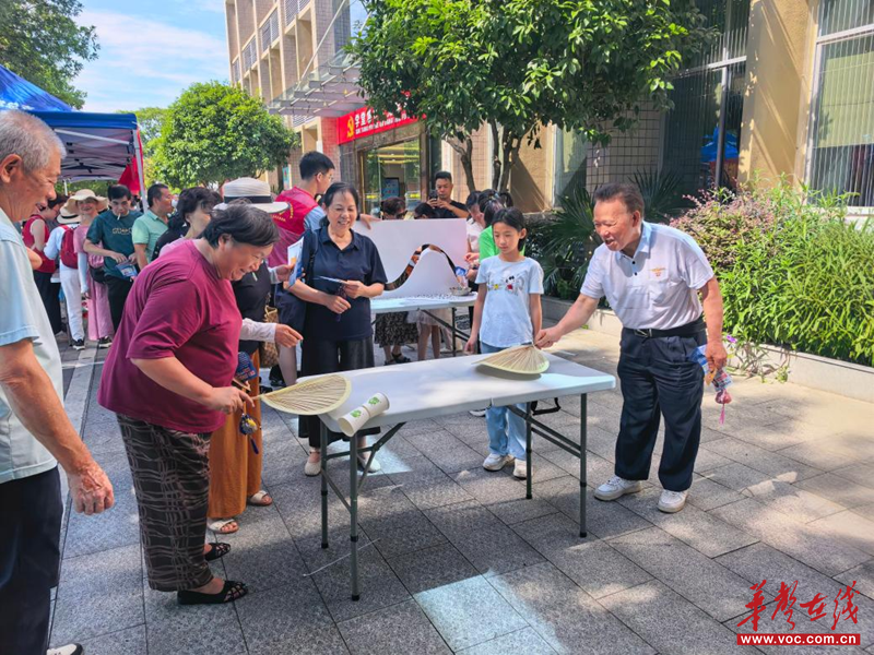 做香囊、集贴纸、领礼包……学堂坡社区居民家门口乐享“清凉一夏”