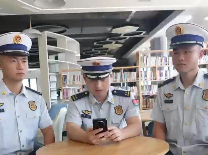 男子遇高层住宅火灾后全程“踩雷”，消防员科普正确逃生技巧
