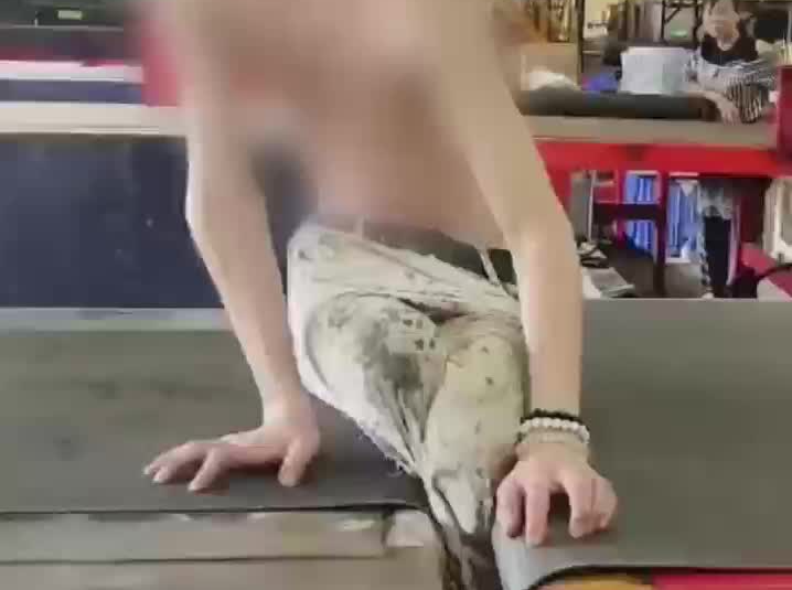 男子腿卡传送带夹缝，消防快速破拆救援