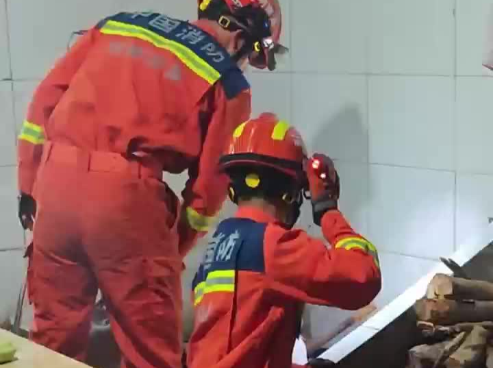 蛇出没！消防员化身“捕蛇者”紧急排险