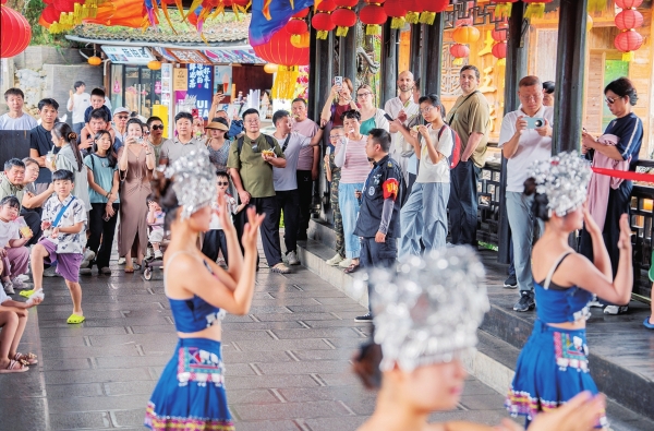 活力中国调研行|挂在瀑布上的千年古镇海外走红