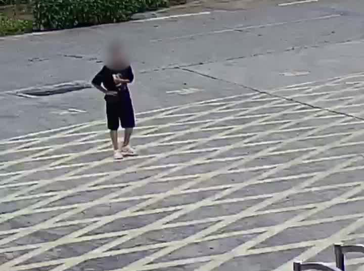 男子突发不适，前往消防站求助时晕厥倒地！消防员紧急救助