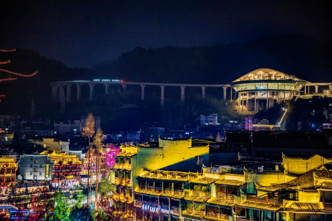 凤凰磁浮文旅多元业态暑期飘红