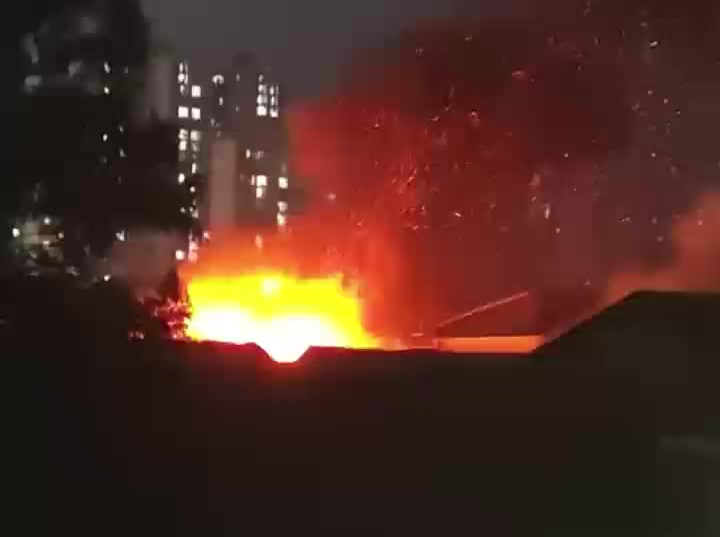 民房深夜起火，消防员架设水枪分层控火