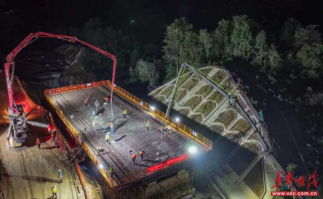 国庆假期不停工 长赣高铁湖南段5000余名建设者坚守一线