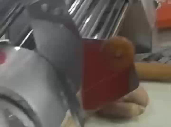 工人手臂卷入机器，消防迅速破拆全力营救