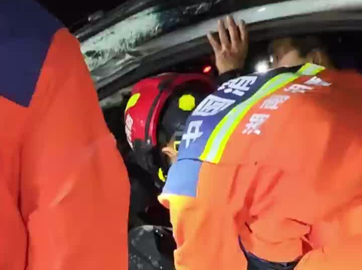 高速追尾致司机被困，消防员“拆车”救人