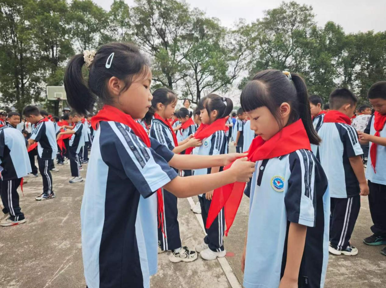 桃源县漆河镇中心小学开展新队员入队仪式