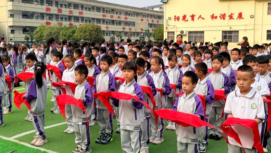 熊首山小学举行建队节新队员入队仪式