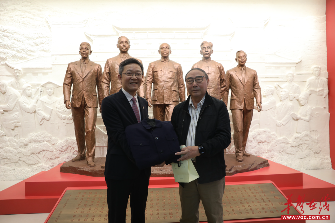 胡美、张孝骞后人向湘雅医院捐赠珍贵史料