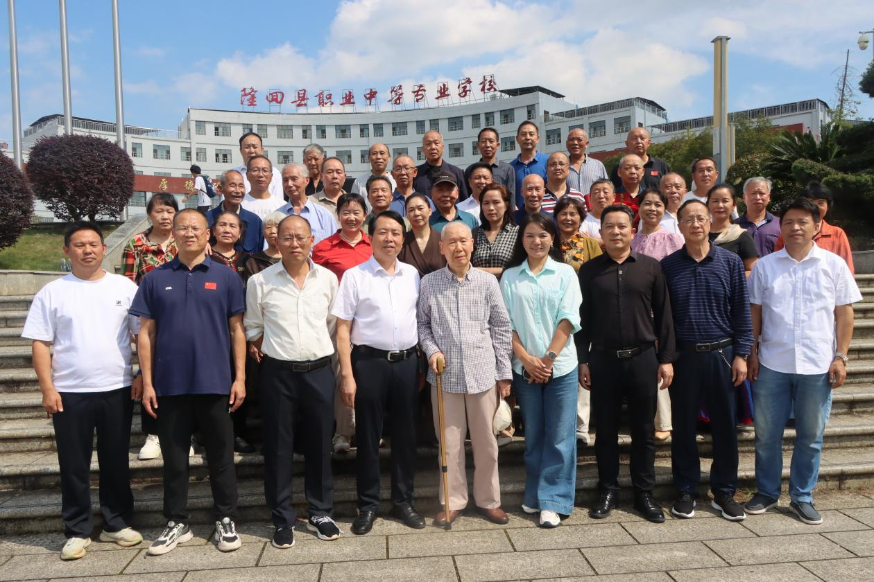 沐秋阳 | 隆回职业中专：赓续初心传薪火 敬老重阳启新程