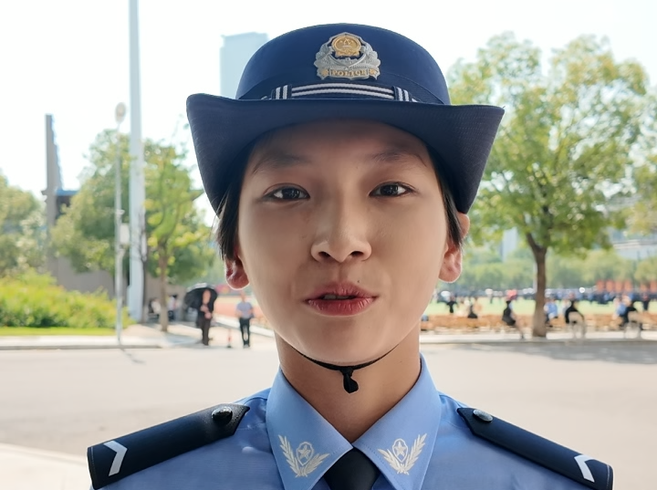 当女儿穿上警服，妈妈看哭了