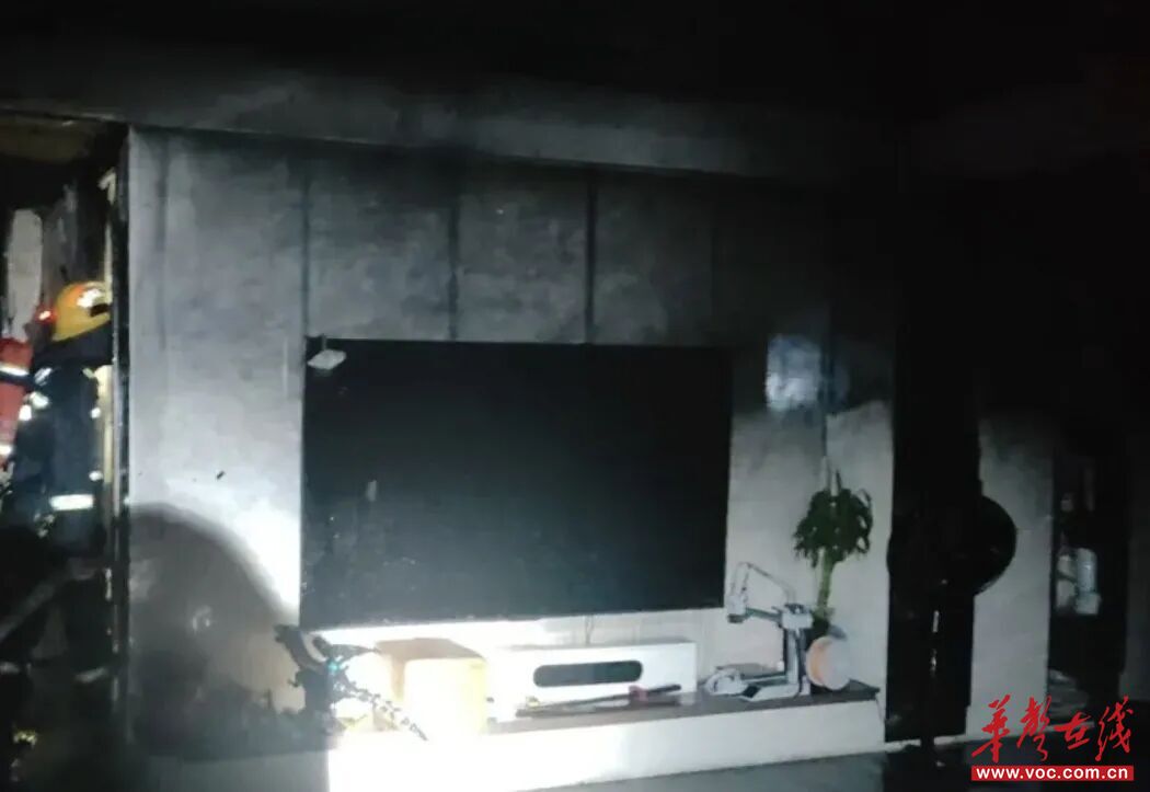 高层住宅火情危急，15岁女孩一通电话救了一家人