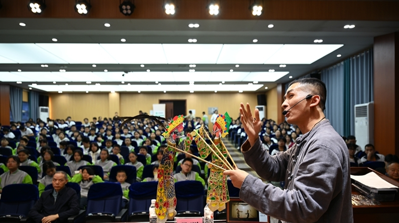 非遗纸影进校园 青春无毒向未来