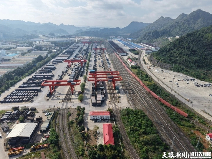 九十年赶路:从长征路到振兴路