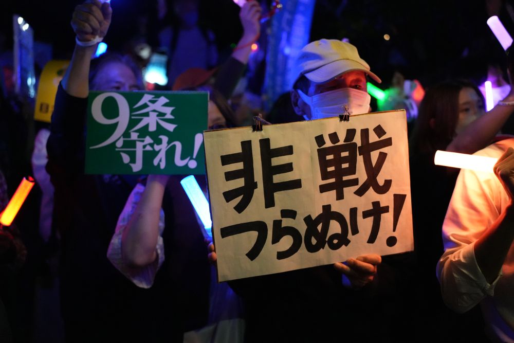 新华时评丨警惕日本正滑入“新的战前状态”