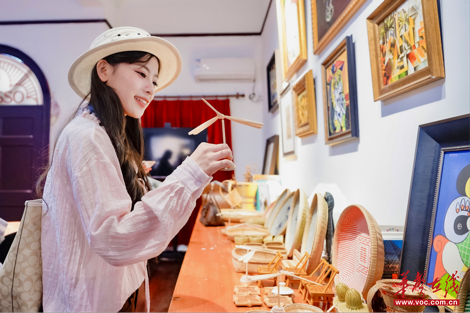 “漫游大张区”小林漫画展上海启幕