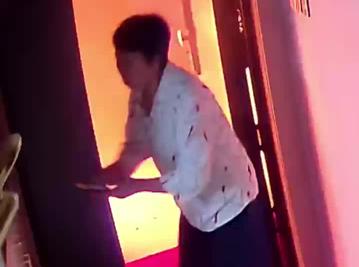 门铃响起，“敲门”的竟是浓烟烈火